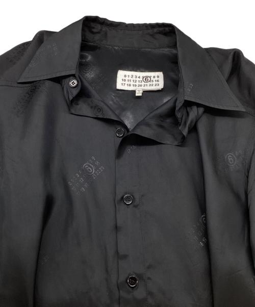 MM6 Maison Margiela（エムエムシックスメゾンマルジェラ）MM6 Maison Margiela (エムエムシックス メゾンマルジェラ) カレンダーロゴ サテンシャツ S62DT0019 ブラック サイズ:42の古着・服飾アイテム