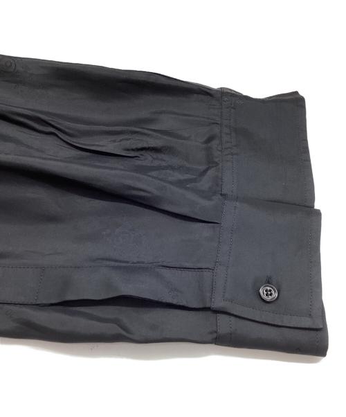 MM6 Maison Margiela（エムエムシックスメゾンマルジェラ）MM6 Maison Margiela (エムエムシックス メゾンマルジェラ) カレンダーロゴ サテンシャツ S62DT0019 ブラック サイズ:42の古着・服飾アイテム