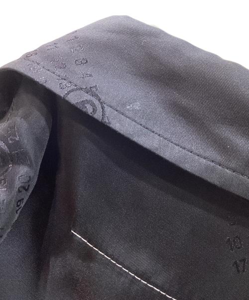 MM6 Maison Margiela（エムエムシックスメゾンマルジェラ）MM6 Maison Margiela (エムエムシックス メゾンマルジェラ) カレンダーロゴ サテンシャツ S62DT0019 ブラック サイズ:42の古着・服飾アイテム