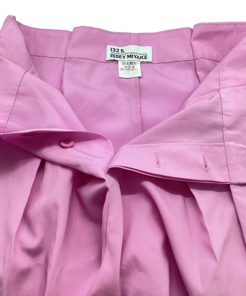 132 5. ISSEY MIYAKE（132 5. イッセイ ミヤケ）132 5. ISSEY MIYAKE (132 5. イッセイ ミヤケ) OBLIQUE FOLD BOTTOMS IL43FF310 ピンク サイズ:3の古着・服飾アイテム