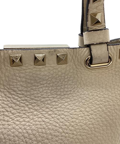 VALENTINO GARAVANI（ヴァレンティノ・ガラヴァーニ）VALENTINO GARAVANI (ヴァレンティノ・ガラヴァーニ) スタッズクロスボディポーチ　 ベージュの古着・服飾アイテム