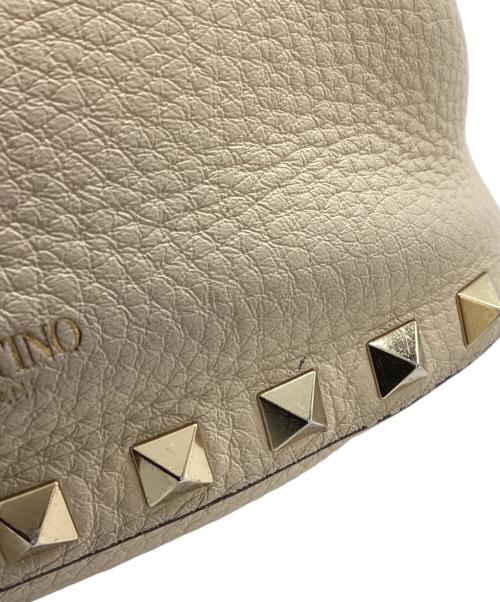 VALENTINO GARAVANI（ヴァレンティノ・ガラヴァーニ）VALENTINO GARAVANI (ヴァレンティノ・ガラヴァーニ) スタッズクロスボディポーチ　 ベージュの古着・服飾アイテム