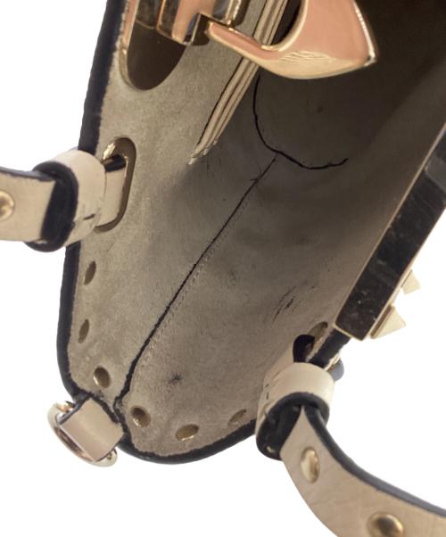 VALENTINO GARAVANI（ヴァレンティノ・ガラヴァーニ）VALENTINO GARAVANI (ヴァレンティノ・ガラヴァーニ) スタッズクロスボディポーチ　 ベージュの古着・服飾アイテム