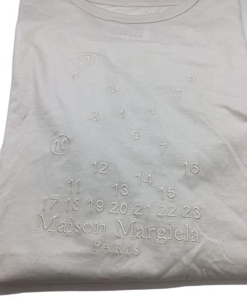 Maison Margiela（メゾンマルジェラ）Maison Margiela (メゾンマルジェラ) カレンダーグラフィックTシャツ S50GC0684 S22816 ホワイト サイズ:Mの古着・服飾アイテム
