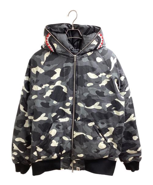 A BATHING APE（ア ベイシング エイプ）A BATHING APE (ア ベイシング エイプ) シャーク ダウンジャケット カモフラ柄 / shark down jacket / camouflage pattern / 001HJD701011X ブラック サイズ:Lの古着・服飾アイテム