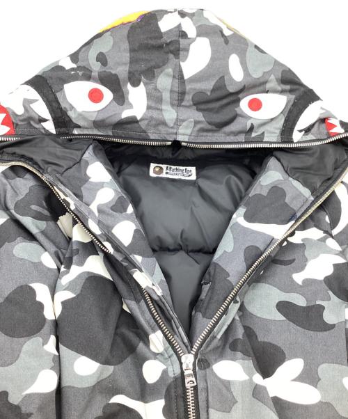 A BATHING APE（ア ベイシング エイプ）A BATHING APE (ア ベイシング エイプ) シャーク ダウンジャケット カモフラ柄 / shark down jacket / camouflage pattern / 001HJD701011X ブラック サイズ:Lの古着・服飾アイテム