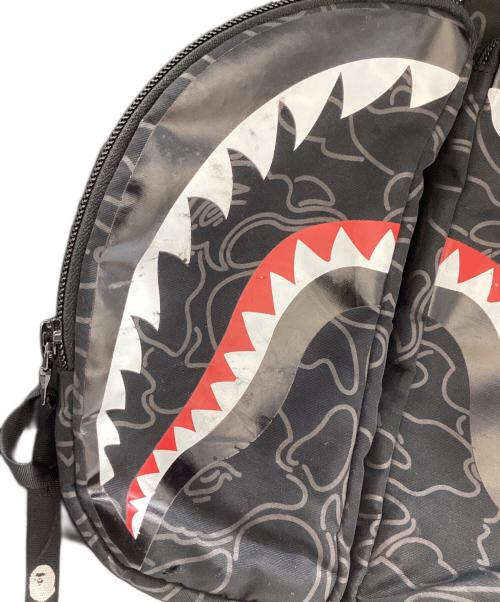 A BATHING APE（ア ベイシング エイプ）A BATHING APE (ア ベイシング エイプ) NEON CAMO SHARK DAY PACK / ネオンカモシャークデイパック  001BAK301007M ブラックの古着・服飾アイテム