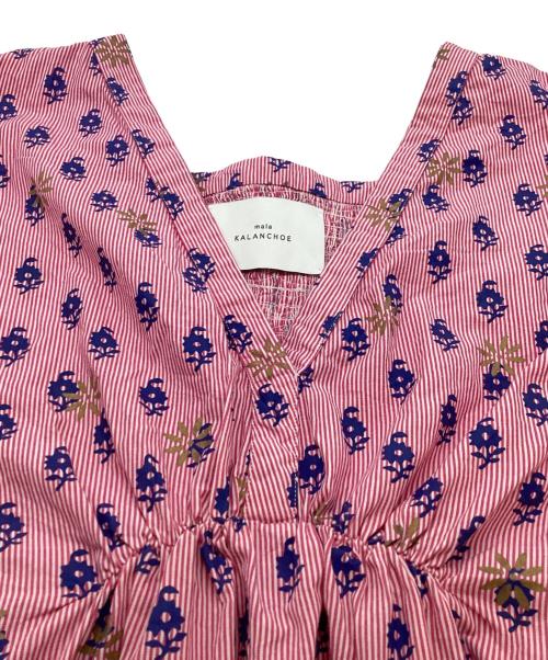 mala KALANCHOE（マーラ カランコエ）Mala KALANCHOE (マーラ カランコエ) フラワーモチーフ Vネックワンピース / 380421KD2 ピンク サイズ:FREEの古着・服飾アイテム