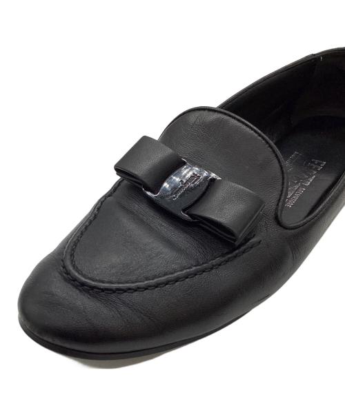 Salvatore Ferragamo（サルヴァトーレ フェラガモ）Salvatore Ferragamo (サルヴァトーレ フェラガモ) LESLEYリボンローファー / 40759 ブラック サイズ:6 1/2の古着・服飾アイテム