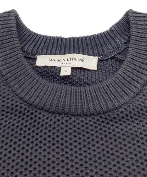 maison kitsune（メゾンキツネ）MAISON KITSUNE (メゾンキツネ) KITSUNE VARSITY EMBROIDERED MESH JUMPER / バーシティ 刺繍 ニット / 25SS グレー サイズ:Sの古着・服飾アイテム