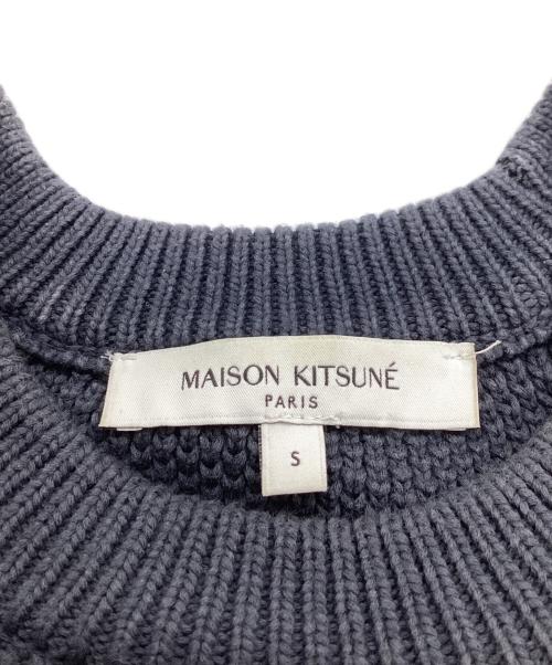 maison kitsune（メゾンキツネ）MAISON KITSUNE (メゾンキツネ) KITSUNE VARSITY EMBROIDERED MESH JUMPER / バーシティ 刺繍 ニット / 25SS グレー サイズ:Sの古着・服飾アイテム