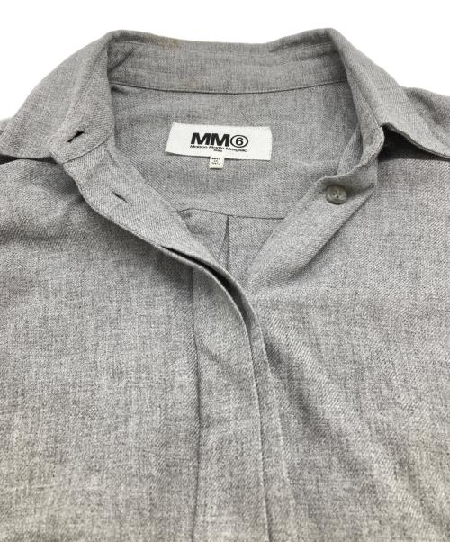 MM6 Maison Margiela（エムエムシックスメゾンマルジェラ）MM6 Maison Margiela (エムエムシックスメゾンマルジェラ) クロップドレーヨンシャツ / cropped rayon shirt / S32DL0137 S41010 グレー サイズ:38の古着・服飾アイテム