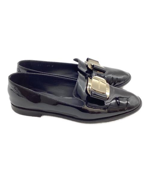 Ferragamo（フェラガモ）FERRAGAMO (フェラガモ) ニュー ヴァラ ローファー / New Vara Loafers ブラック サイズ:5 1/2の古着・服飾アイテム