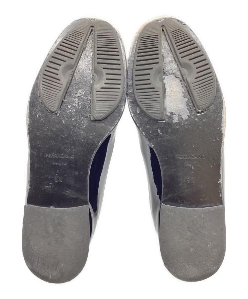 Ferragamo（フェラガモ）FERRAGAMO (フェラガモ) ニュー ヴァラ ローファー / New Vara Loafers ブラック サイズ:5 1/2の古着・服飾アイテム