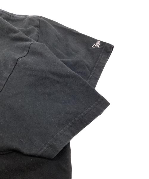 YOHJI YAMAMOTO（ヨウジヤマモト）YOHJI YAMAMOTO (ヨウジヤマモト) New Era (ニューエラ) プリントTシャツ / HN-T97-081 ブラック サイズ:Lの古着・服飾アイテム
