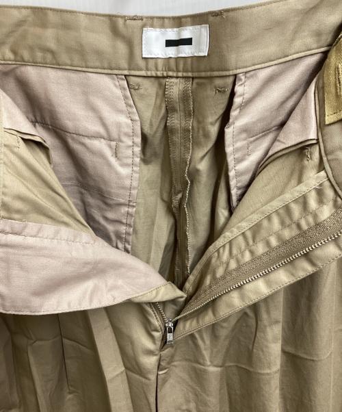 REVERBERATE（リバーバレイト）REVERBERATE (リバーバレイト) TACKED CHINO TROUSERS ベージュ サイズ:表記なしの古着・服飾アイテム