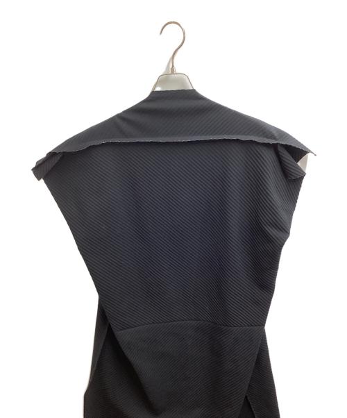 me ISSEY MIYAKE（ミーイッセイ ミヤケ）me ISSEY MIYAKE (ミーイッセイ ミヤケ) ノースリーブワンピース　M194KH511 ブラック サイズ:FREEの古着・服飾アイテム