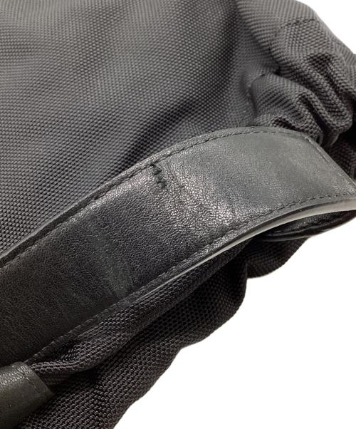 JIMMY CHOO（ジミーチュウ）JIMMY CHOO  (ジミーチュウ) スタッズ マーロン ナイロン ロゴ ナップサック / 巾着型 / イタリア製 / MADE IN ITALY ブラックの古着・服飾アイテム