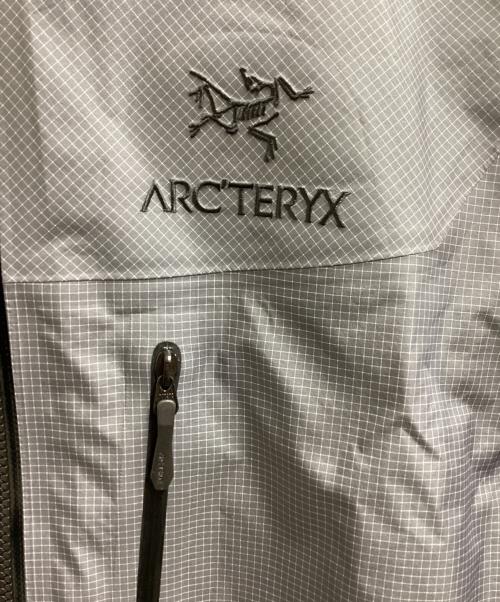 ARC'TERYX（アークテリクス）ARC'TERYX (アークテリクス) Alpha Lightweight Jacket / アルファ ライトウエイト ジャケット / 24年モデル グレー サイズ:Sの古着・服飾アイテム
