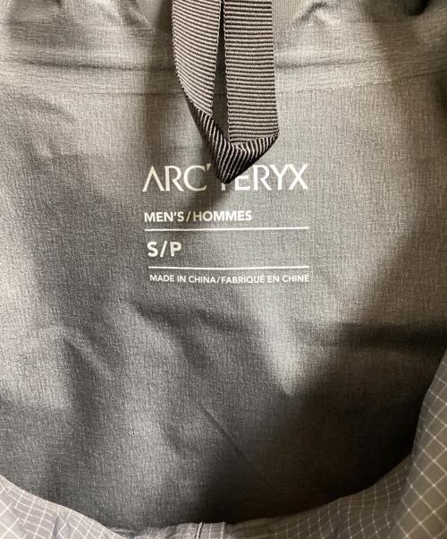 ARC'TERYX（アークテリクス）ARC'TERYX (アークテリクス) Alpha Lightweight Jacket / アルファ ライトウエイト ジャケット / 24年モデル グレー サイズ:Sの古着・服飾アイテム