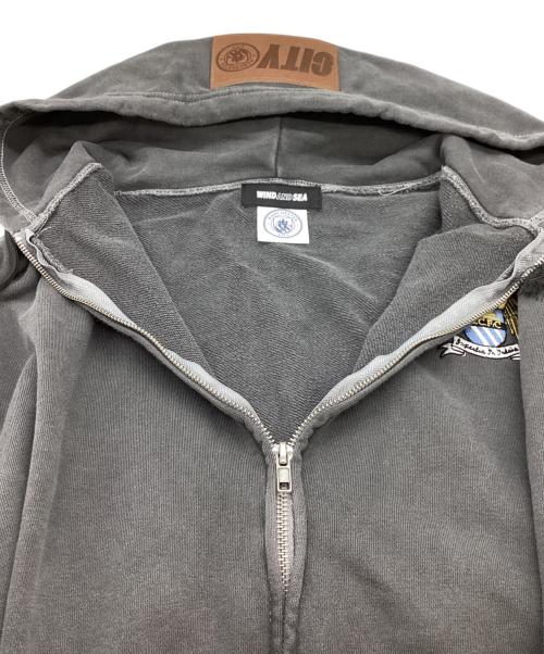 WIND AND SEA（ウィンダンシー）WIND AND SEA　 (ウィンダンシー) Man City Zip Up Sweatshirt / マンチェスターシティFC / ジップパーカー グレー サイズ:Lの古着・服飾アイテム