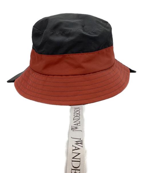 J.W.ANDERSON（ジェイダブリューアンダーソン）J.W.ANDERSON (ジェイダブリューアンダーソン) ASYMMETRIC BUCKET HAT / アシンメトリーバケットハット レッド×ブラックの古着・服飾アイテム