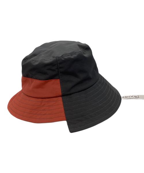 J.W.ANDERSON（ジェイダブリューアンダーソン）J.W.ANDERSON (ジェイダブリューアンダーソン) ASYMMETRIC BUCKET HAT / アシンメトリーバケットハット レッド×ブラックの古着・服飾アイテム