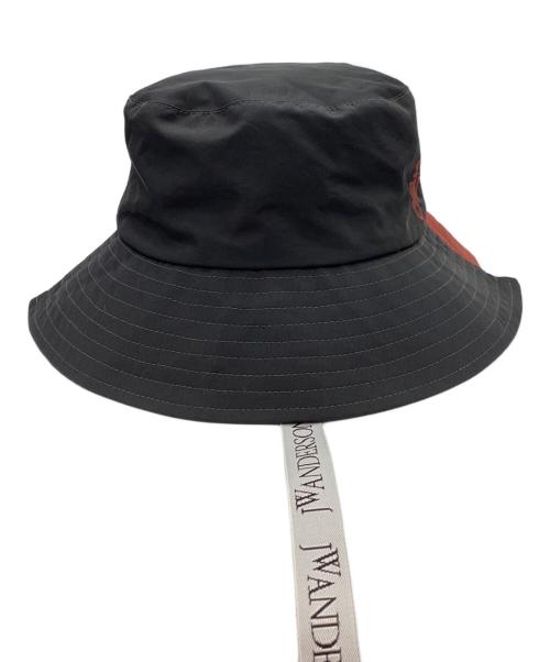 J.W.ANDERSON（ジェイダブリューアンダーソン）J.W.ANDERSON (ジェイダブリューアンダーソン) ASYMMETRIC BUCKET HAT / アシンメトリーバケットハット レッド×ブラックの古着・服飾アイテム