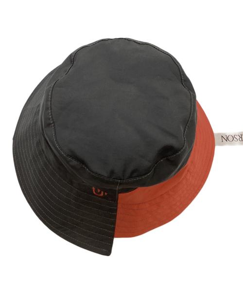 J.W.ANDERSON（ジェイダブリューアンダーソン）J.W.ANDERSON (ジェイダブリューアンダーソン) ASYMMETRIC BUCKET HAT / アシンメトリーバケットハット レッド×ブラックの古着・服飾アイテム