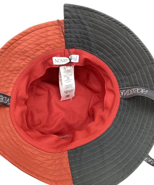 J.W.ANDERSON（ジェイダブリューアンダーソン）J.W.ANDERSON (ジェイダブリューアンダーソン) ASYMMETRIC BUCKET HAT / アシンメトリーバケットハット レッド×ブラックの古着・服飾アイテム