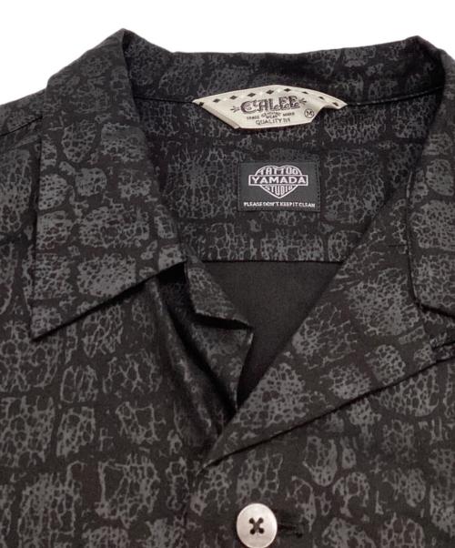 CALEE（キャリー）CALEE　 (キャリー) TATTOO STUDIO YAMADA　 (タトゥースタジオヤマダ) Crocodile Pattern Shirt / クロコダイル パターンシャツ / オープンカラーシャツ ブラック サイズ:Mの古着・服飾アイテム