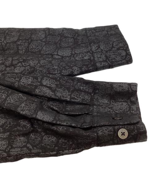 CALEE（キャリー）CALEE　 (キャリー) TATTOO STUDIO YAMADA　 (タトゥースタジオヤマダ) Crocodile Pattern Shirt / クロコダイル パターンシャツ / オープンカラーシャツ ブラック サイズ:Mの古着・服飾アイテム