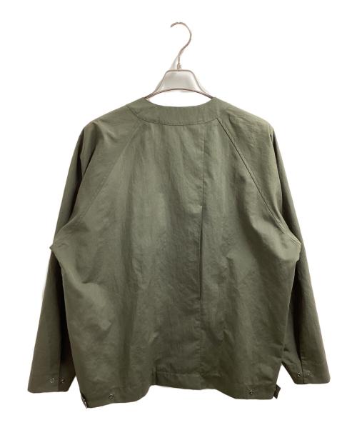 HOMME PLISSE ISSEY MIYAKE（オム プリッセ イッセイ ミヤケ）HOMME PLISSE ISSEY MIYAKE (オム プリッセ イッセイ ミヤケ) LIGHT SHIRT / ライトシャツ / ノーカラーシャツ / 23SS オリーブ サイズ:3の古着・服飾アイテム