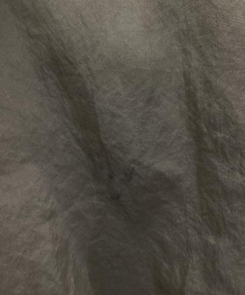 HOMME PLISSE ISSEY MIYAKE（オム プリッセ イッセイ ミヤケ）HOMME PLISSE ISSEY MIYAKE (オム プリッセ イッセイ ミヤケ) LIGHT SHIRT / ライトシャツ / ノーカラーシャツ / 23SS オリーブ サイズ:3の古着・服飾アイテム