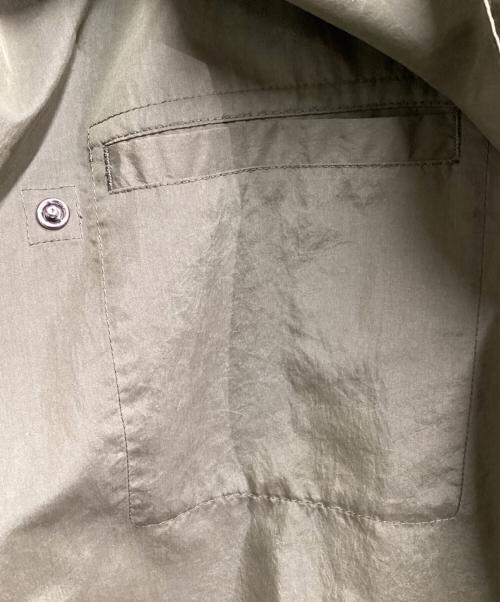 HOMME PLISSE ISSEY MIYAKE（オム プリッセ イッセイ ミヤケ）HOMME PLISSE ISSEY MIYAKE (オム プリッセ イッセイ ミヤケ) LIGHT SHIRT / ライトシャツ / ノーカラーシャツ / 23SS オリーブ サイズ:3の古着・服飾アイテム