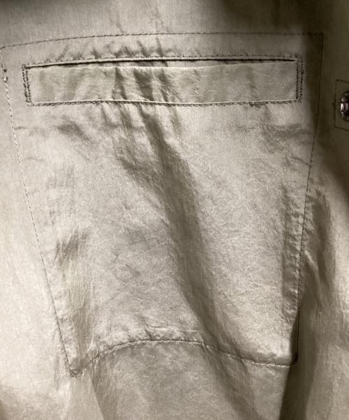 HOMME PLISSE ISSEY MIYAKE（オム プリッセ イッセイ ミヤケ）HOMME PLISSE ISSEY MIYAKE (オム プリッセ イッセイ ミヤケ) LIGHT SHIRT / ライトシャツ / ノーカラーシャツ / 23SS オリーブ サイズ:3の古着・服飾アイテム