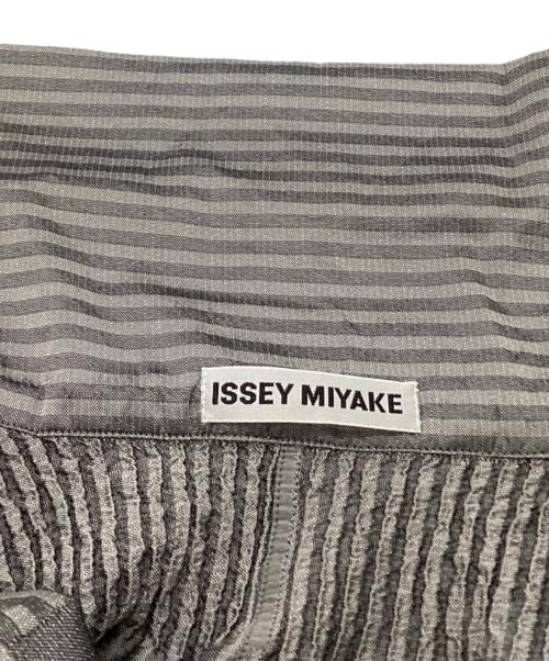 ISSEY MIYAKE（イッセイミヤケ）ISSEY MIYAKE A-OPC ISSEY MIYAKE / エイポック イッセイミヤケ / PLEATS COAT GRAY / プリーツコート グレー / IM13FD610 / Made in JAPAN / 日本製 サイズ:2の古着・服飾アイテム