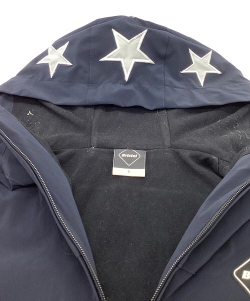 F.C.R.B.（エフシーレアルブリストル）F.C.R.B. (エフシーレアルブリストル) LYCRA BIG LOGO ZIP UP BLOUSON / FCRB-178036 ネイビー サイズ:Sの古着・服飾アイテム