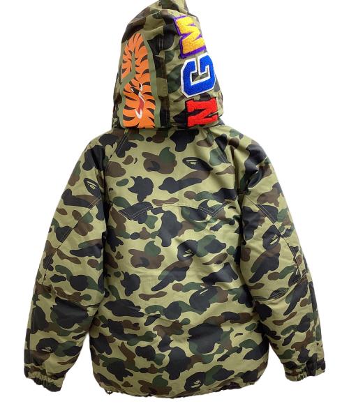 A BATHING APE（アベイシングエイプ）A BATHING APE (アベイシングエイプ) 1ST CAMO SHARK SNOWBOARD DOWN JACKET / 001HJH801010M グリーン サイズ:Lの古着・服飾アイテム