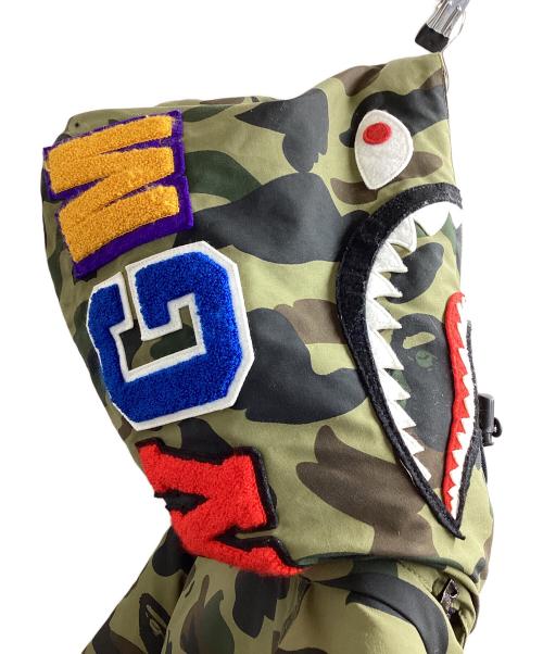A BATHING APE（アベイシングエイプ）A BATHING APE (アベイシングエイプ) 1ST CAMO SHARK SNOWBOARD DOWN JACKET / 001HJH801010M グリーン サイズ:Lの古着・服飾アイテム