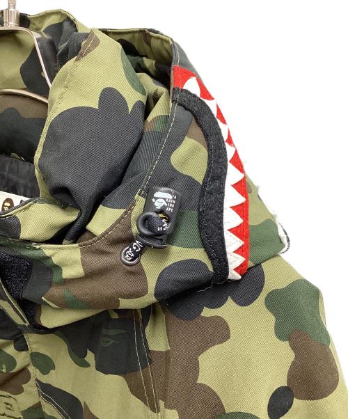 A BATHING APE（アベイシングエイプ）A BATHING APE (アベイシングエイプ) 1ST CAMO SHARK SNOWBOARD DOWN JACKET / 001HJH801010M グリーン サイズ:Lの古着・服飾アイテム
