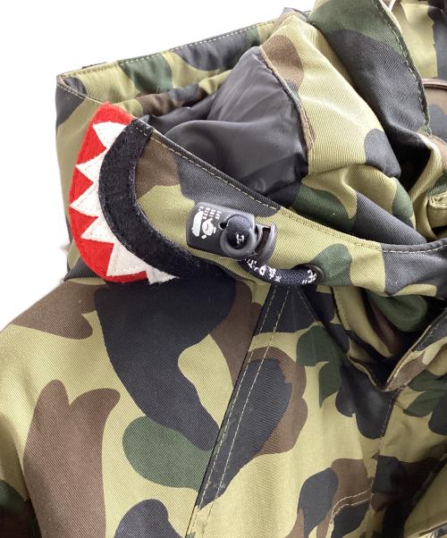 A BATHING APE（アベイシングエイプ）A BATHING APE (アベイシングエイプ) 1ST CAMO SHARK SNOWBOARD DOWN JACKET / 001HJH801010M グリーン サイズ:Lの古着・服飾アイテム