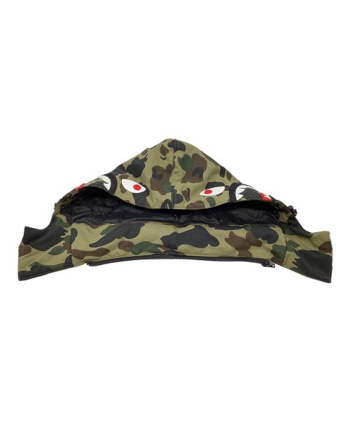 A BATHING APE（アベイシングエイプ）A BATHING APE (アベイシングエイプ) 1ST CAMO SHARK SNOWBOARD DOWN JACKET / 001HJH801010M グリーン サイズ:Lの古着・服飾アイテム