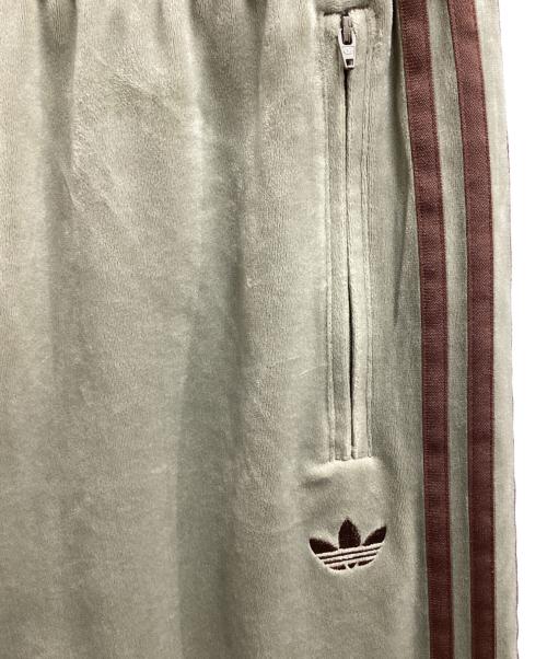 adidas（アディダス）adidas (アディダス) Exclusive FIREBIRD VELOUR TRACK PANTS / ファイヤーバード トラックパンツベロア JOURNAL STANDARD別注 / KD9388 / 25AW ベージュ サイズ:Lの古着・服飾アイテム