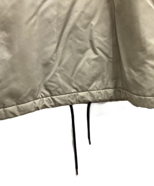 Onitsuka Tiger（オニツカタイガー）Onitsuka Tiger (オニツカタイガー) PADDED COACH JACKET　/　2183B240 ベージュ サイズ:Lの古着・服飾アイテム