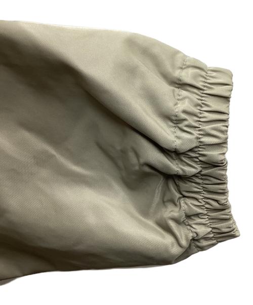 Onitsuka Tiger（オニツカタイガー）Onitsuka Tiger (オニツカタイガー) PADDED COACH JACKET　/　2183B240 ベージュ サイズ:Lの古着・服飾アイテム