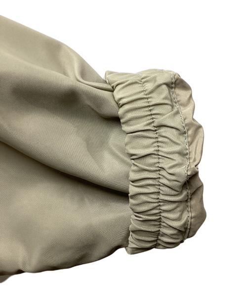 Onitsuka Tiger（オニツカタイガー）Onitsuka Tiger (オニツカタイガー) PADDED COACH JACKET　/　2183B240 ベージュ サイズ:Lの古着・服飾アイテム