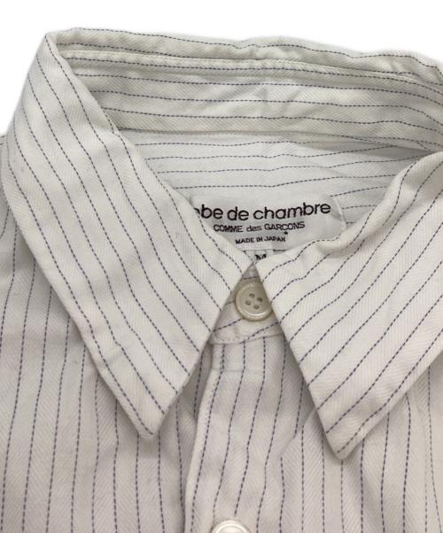 ROBE DE CHAMBRE COMME DES GARCONS（ローブドシャンブル コムデギャルソン）ROBE DE CHAMBRE COMME DES GARCONS (ローブドシャンブル コムデギャルソン) デザインストライプシャツ　RE-B003　AD2001 ホワイト サイズ:Mの古着・服飾アイテム