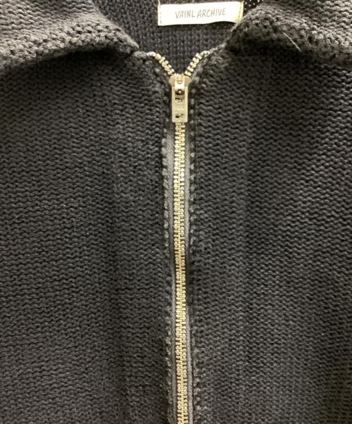 vainl archive（ヴァイナルアーカイブ）VAINL ARCHIVE (ヴァイナルアーカイブ) ダメージ加工ハーフジップニット / VASN23001 / JEFF / 23SS グレー サイズ:Mの古着・服飾アイテム