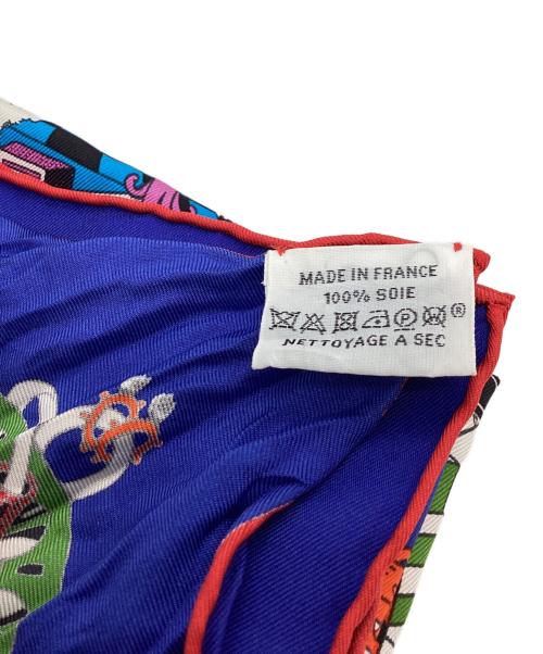 HERMES（エルメス）HERMES (エルメス) スカーフ カレ90 La Folle Parade ホワイト×ブルーの古着・服飾アイテム